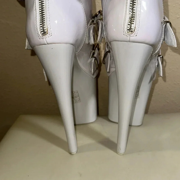 White high boots size 8M - Picture 10 of 11